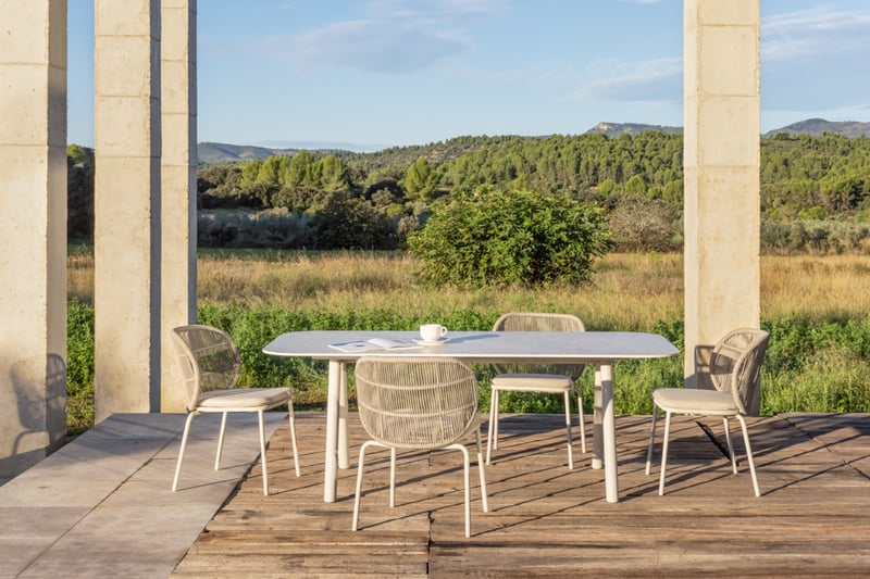 Kodo dining set in the colour Dune white with ceramic table top in Shards